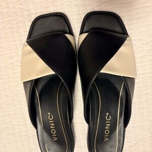 Vionic Women's Two-Tone Black and Cream Sandals